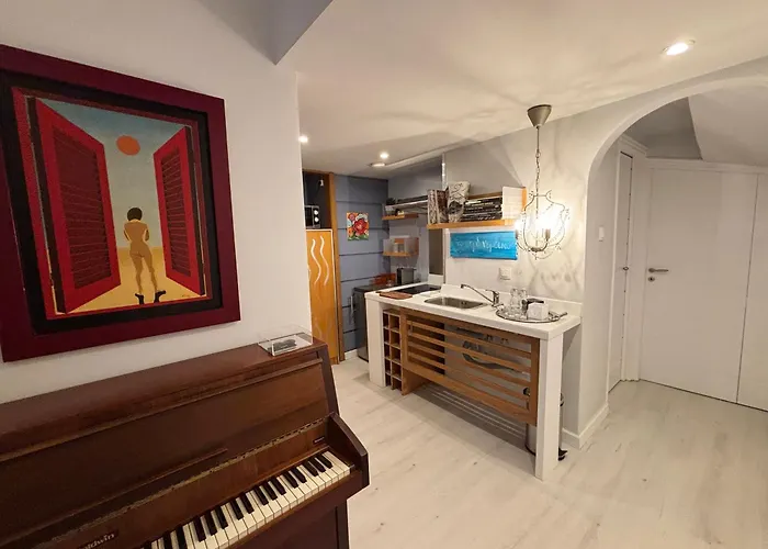 Arthome Acropolis